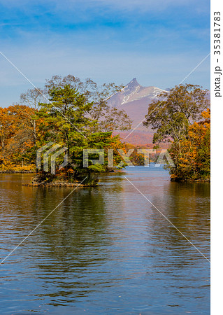 紅葉の大沼公園と北海道駒ヶ岳の写真素材