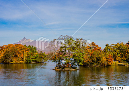 紅葉の大沼公園と北海道駒ヶ岳 35381784