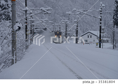 豪雪の北陸本線 35381804