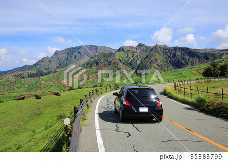 夏 阿蘇パノラマライン 坊中線 牧場沿いを走るドライブイメージ 夏 阿蘇パノラマライン 坊中線 牧場沿いを走るドライブイメージ 35383799