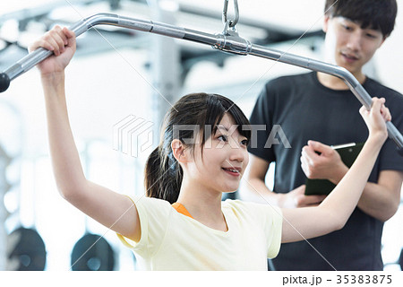 フィットネス ジム 若い男女 フィットネス ジム 若い男女 35383875