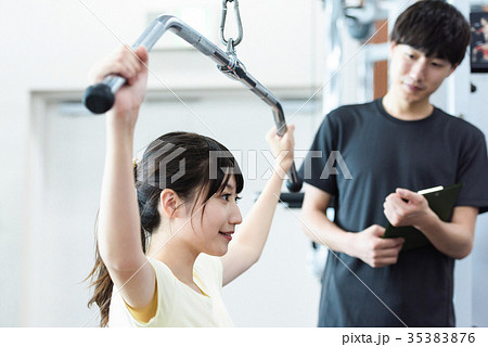 フィットネス ジム 若い男女 フィットネス ジム 若い男女 35383876