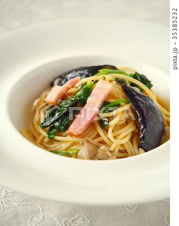 茄子とキノコの和風パスタ　（アップ） 35385232