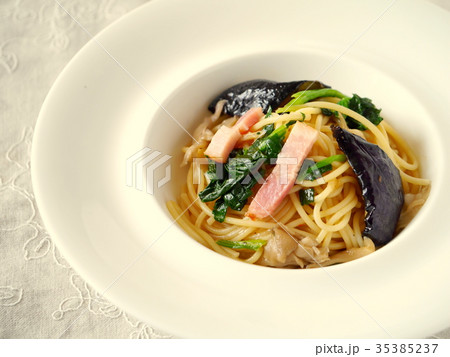 茄子とキノコの和風パスタ　（横位置） 35385237