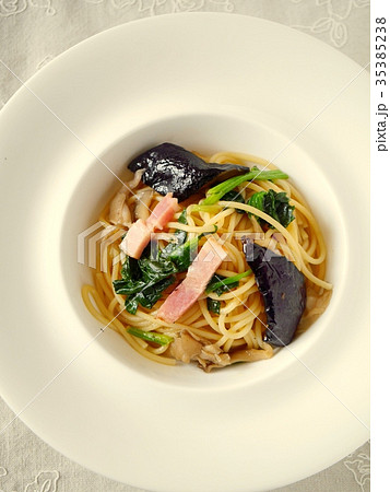 茄子ときのこの和風パスタ　（縦位置ハイアングル） 35385238