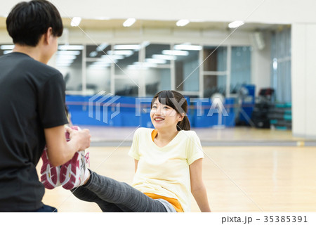 フィットネスジム　若い男女 35385391