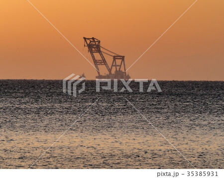 浮舟の見える風景　播磨灘の浮舟　浮舟となったの引き船とクレーン船 35385931