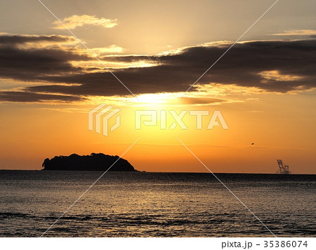 夜明け 日の出 朝日 播磨灘の夜明け 地丿唐荷島 夜明け 日の出 朝日 播磨灘の夜明け 地丿唐荷島 35386074