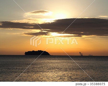 夜明け 日の出 朝日 播磨灘の夜明け 地丿唐荷島 夜明け 日の出 朝日 播磨灘の夜明け 地丿唐荷島 35386075
