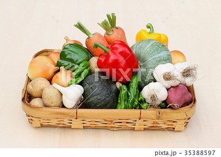 緑黄野菜のかご盛り 野菜集合の写真素材