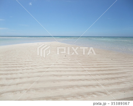 与論島　百合ヶ浜　上陸　白砂の波の跡 35389367