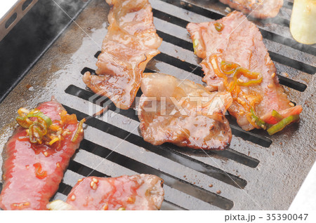 焼肉を焼く カルビ 焼肉を焼く カルビ 35390047