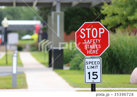 アメリカの道路標識 止まれ 制限速度15マイルの写真素材