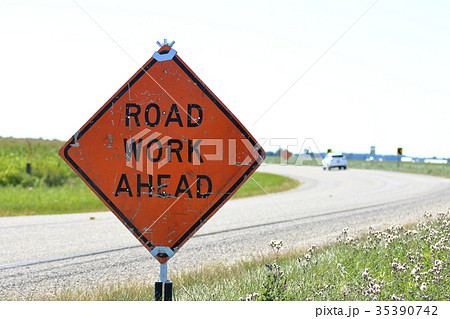 アメリカの道路標識 この先道路工事中の写真素材