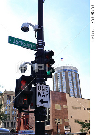 アメリカの道路標識 歩行者信号と一方通行の写真素材