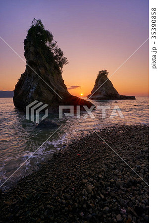 千葉県　南無谷海岸　雀島の夕日 35390858