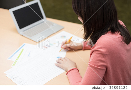 事務作業をする女性 事務作業をする女性 35391122