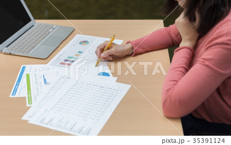 事務作業をする女性 35391124