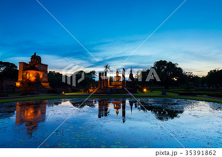 タイ国スコータイ遺跡のライトアップ タイ国スコータイ遺跡のライトアップ 35391862