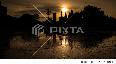 タイ国スコータイ遺跡と夕焼け タイ国スコータイ遺跡と夕焼け 35391864