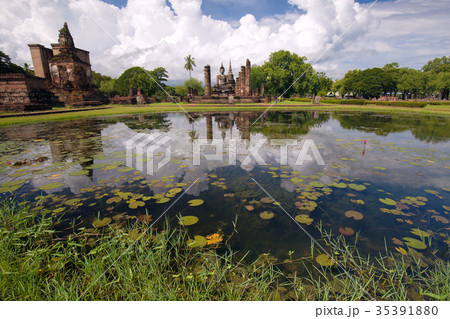 タイ国スコータイの遺跡と蓮の池 タイ国スコータイの遺跡と蓮の池 35391880