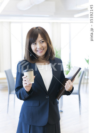 ビジネスウーマン 働く若い女性 ビジネスウーマン 働く若い女性 35392145