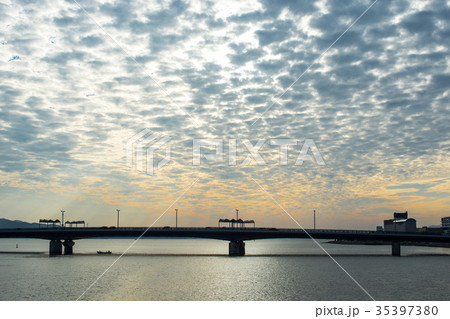 宍道湖大橋の夕景　 35397380