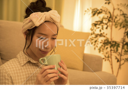 就寝前に温かいものを飲む女性　おうち時間 35397714