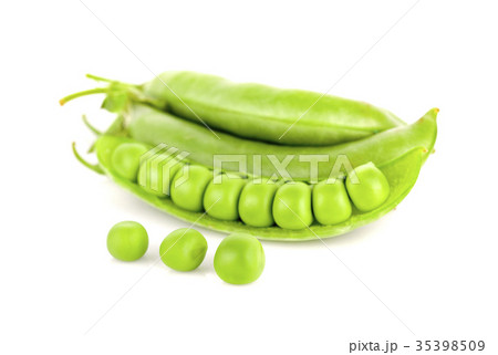 fresh green peas isolated on a white background 35398509
