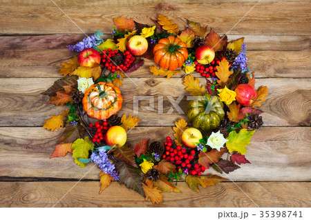 Thanksgiving wreath with fall leaves, lilac flower 35398741