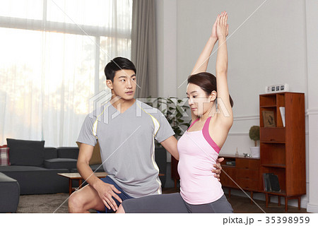 ストレッチ スポーツ 若い男 35398959