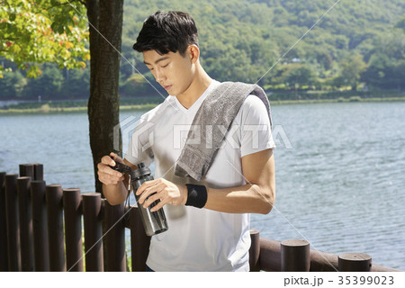 公園 水筒 飲料 35399023