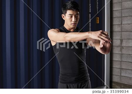 手伸張 手を伸ばす ストレッチ 35399034