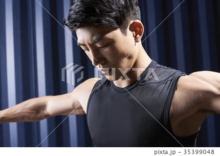 ストレッチ 横顔 若い男 35399048