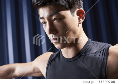 無表情 スポーツ 若い男 35399206