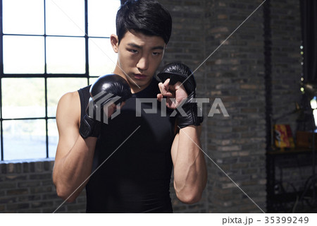 格闘技 にらむ 上半身 35399249