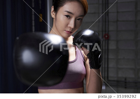 ボクシング ボクシンググローブ 若い女性 35399292