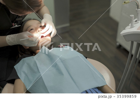 歯科で治療中の子ども 35399859