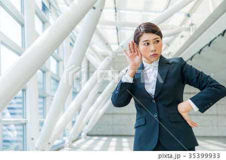 聞き耳を立てる女性 35399933