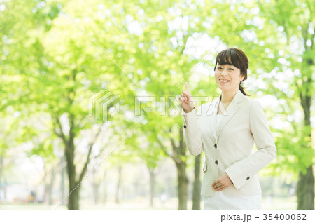 ビジネスイメージ(女性 屋外) ビジネスイメージ(女性 屋外) 35400062