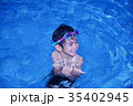 プールで遊ぶ笑顔の男の子 35402945