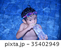 プールで水分補給をする男の子 35402949