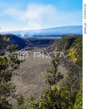 ハワイ島キラウエア火山ハレマウマウ火口の噴煙絶景 35404100