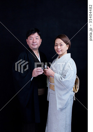 着物を着たミドルの夫婦 お猪口 徳利 着物を着たミドルの夫婦 お猪口 徳利 35404482