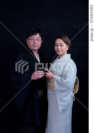 着物を着たミドルの夫婦　　お猪口　徳利 35404483