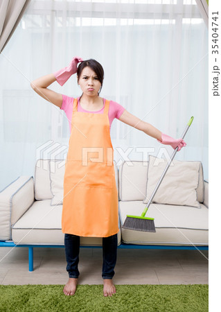 woman in living room 35404741