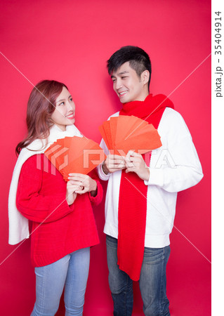 couple holding red envelope couple holding red envelope 35404914