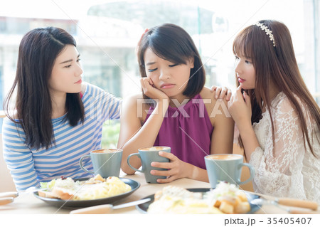 woman friends in restaurant woman friends in restaurant 35405407