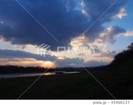 川に反射する夕日　日没　青空　風景　雲 35406137
