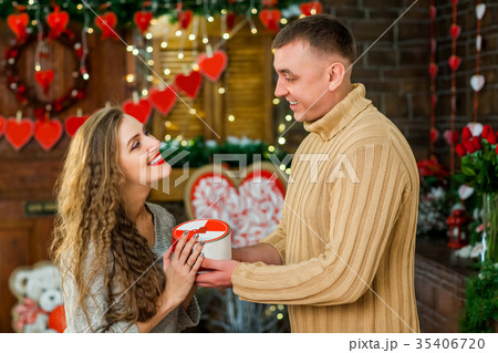 boyfriend gives girlfriend present 35406720